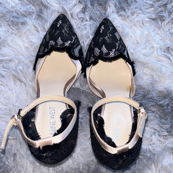 Nine West Woman’s Sexy nude and Black Lace Scollop Heel size 6.5 (small mark) - Picture 4 of 10